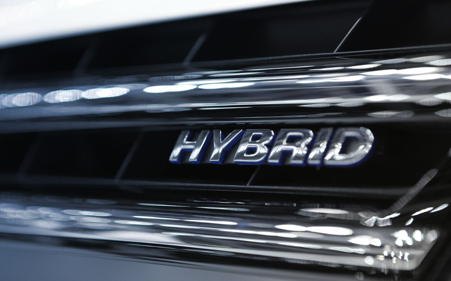 マイルドハイブリッドとは？フルハイブリッドとの違いやメリット・デメリットについて解説｜カーナレッジ
