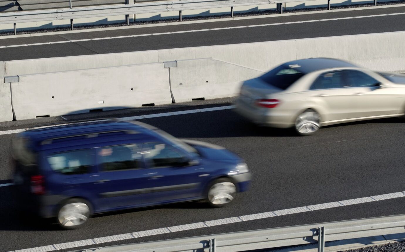 法定速度は何km？制限速度との違いや違反した場合の罰則について解説｜カーナレッジ