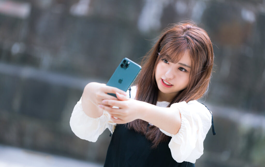 iPhone 11 Pro で自撮り女子モデル：河村友歌
