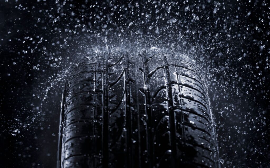 タイヤ、水、雨