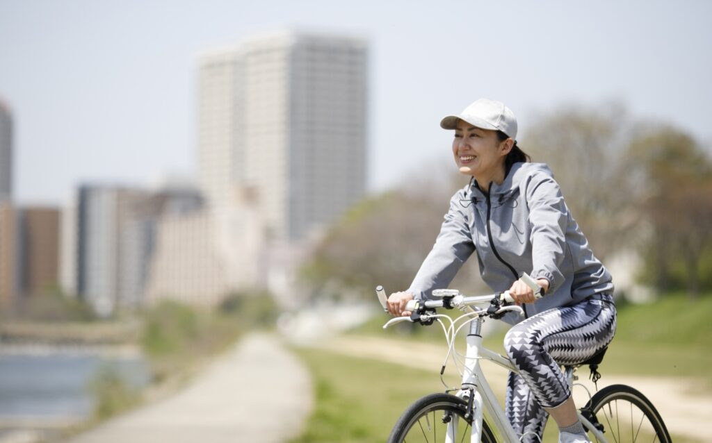 自転車に乗る笑顔の女性