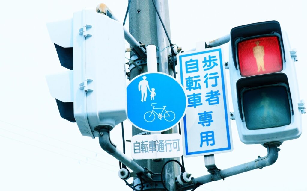 自転車でぼ信号無視、一時不停止、右側通行などはNG！交通ルールを守りましょう
