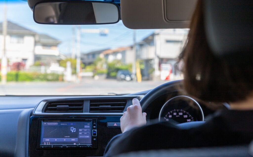 運転する女性