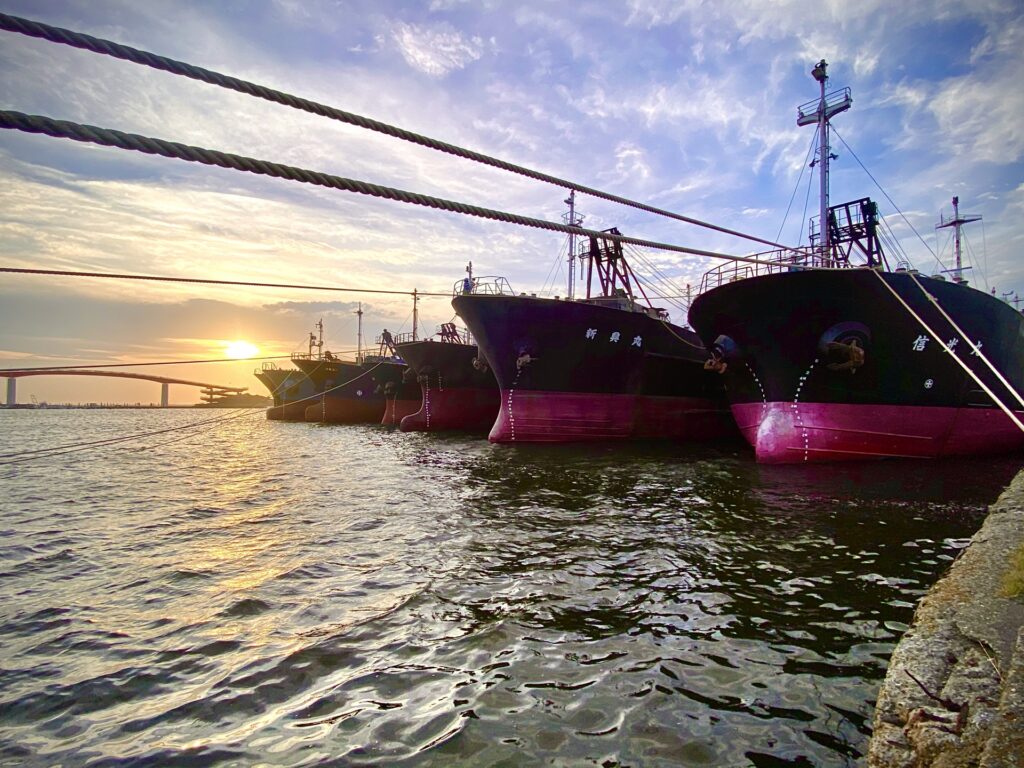 東京湾のタンカーと夕焼け