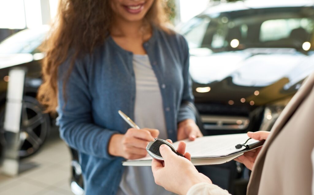 車の契約をする女性